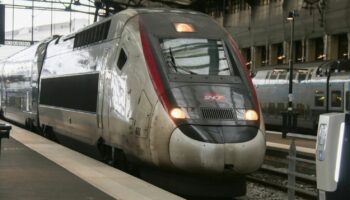 "Les trains circuleront à Noël", affirme le ministre des Transports démissionnaire