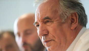 François Bayrou Premier ministre ? La discussion secrète avec le PS qui peut l'amener à Matignon