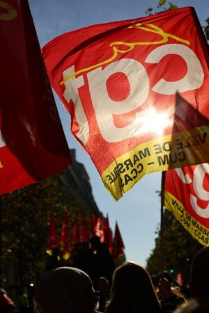 Des drapeaux du syndicat de la CGT à Marseille lors d'une manifestation des fonctionnaires, le 5 décembre 2024