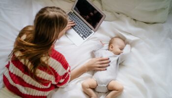 Allonger la durée du congé maternité ne serait pas que bénéfique pour les mamans d’après la Cour des Comptes