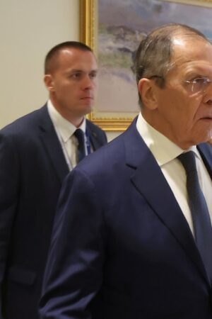 Le ministre russe des Affaires étrangères, Sergueï Lavrov, arrive au Forum de Doha dans la capitale qatarie, le 7 décembre 2024