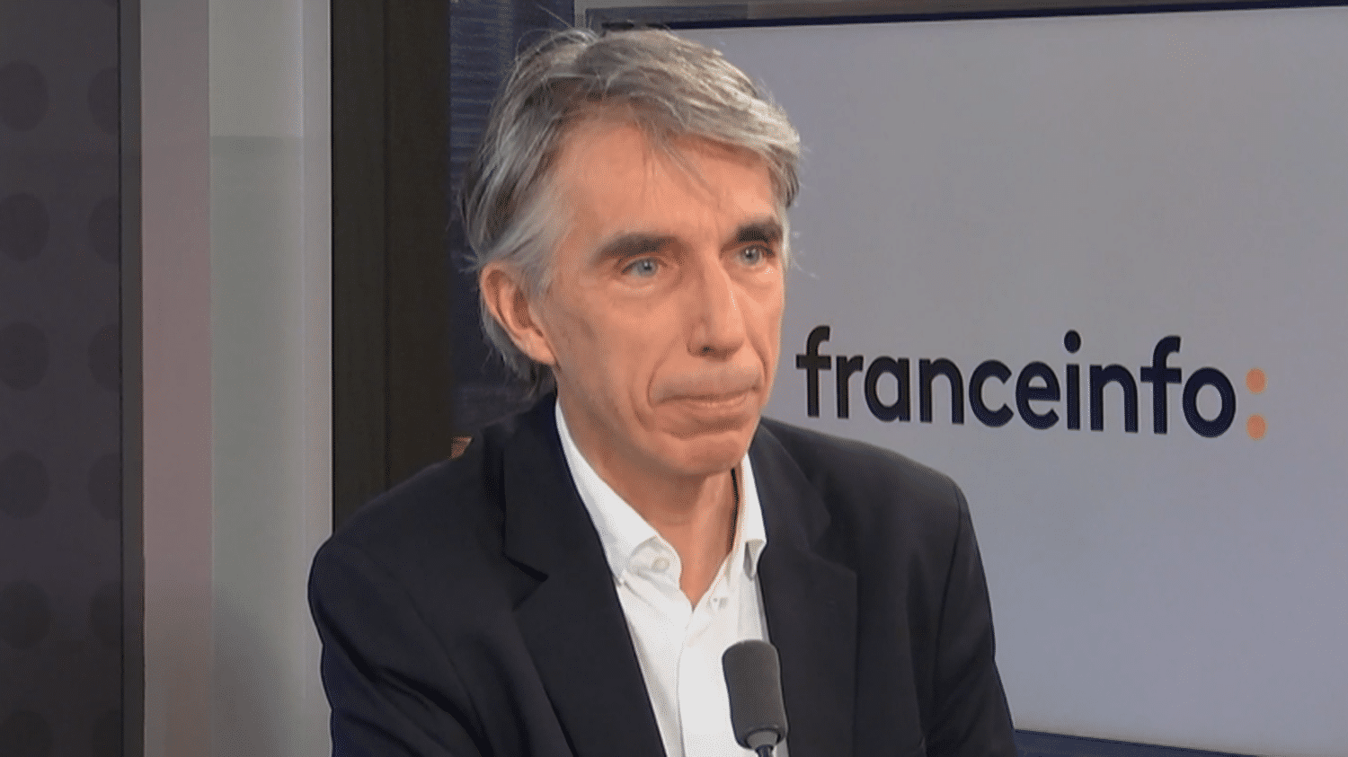 "Il ne faut pas opposer épargne et consommation, l'épargne finance l'État comme les PME", explique l'économiste Philippe Crevel