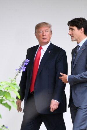 Le président américain Donald Trump (g) écoute le Premier ministre canadien Justin Trudeau alors qu'ils se dirigent vers le bureau ovale de la Maison Blanche à Washington, le 11 octobre 2017