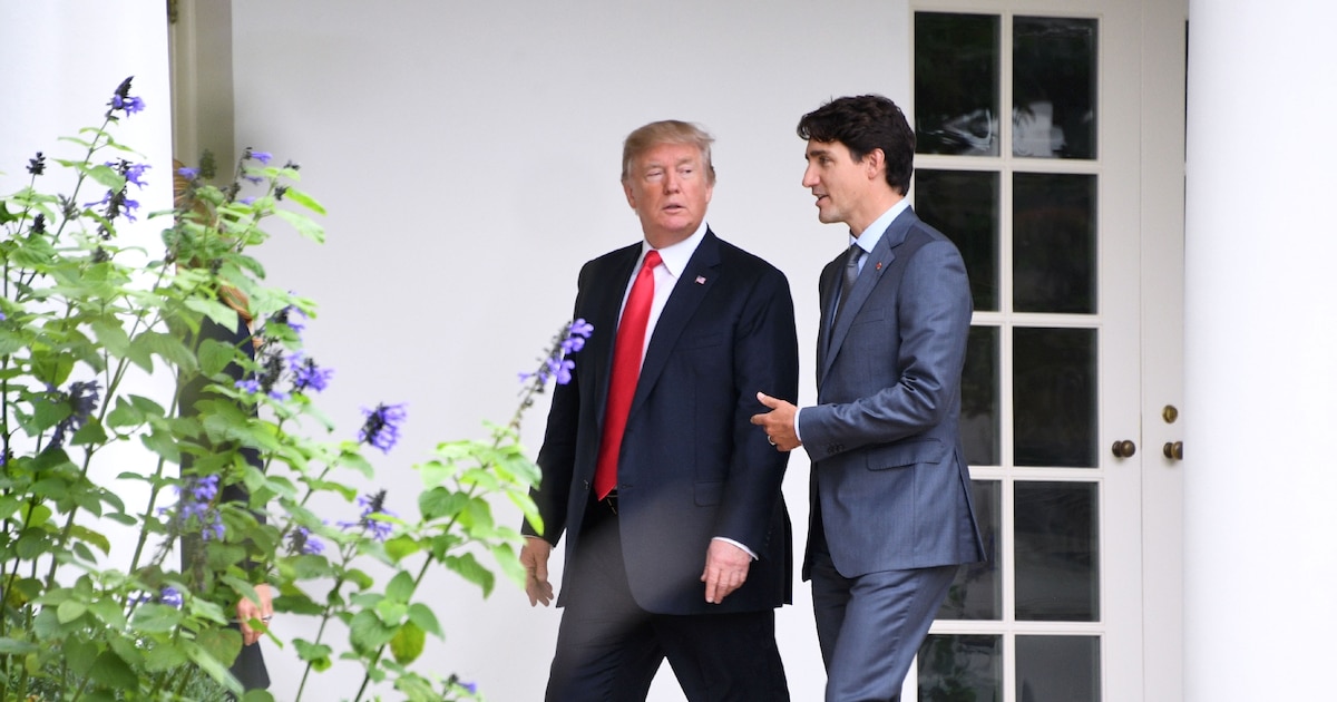 Le président américain Donald Trump (g) écoute le Premier ministre canadien Justin Trudeau alors qu'ils se dirigent vers le bureau ovale de la Maison Blanche à Washington, le 11 octobre 2017