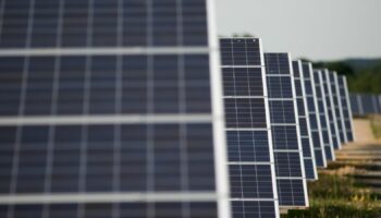 Solar panels at Kencot solar farm in Lechlade, England. Daniel Leal-Olivas/PA Wire.