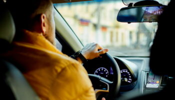 Peut-on conduire avec des vêtements d'hiver ? Lisez bien cette règle avant de prendre le volant