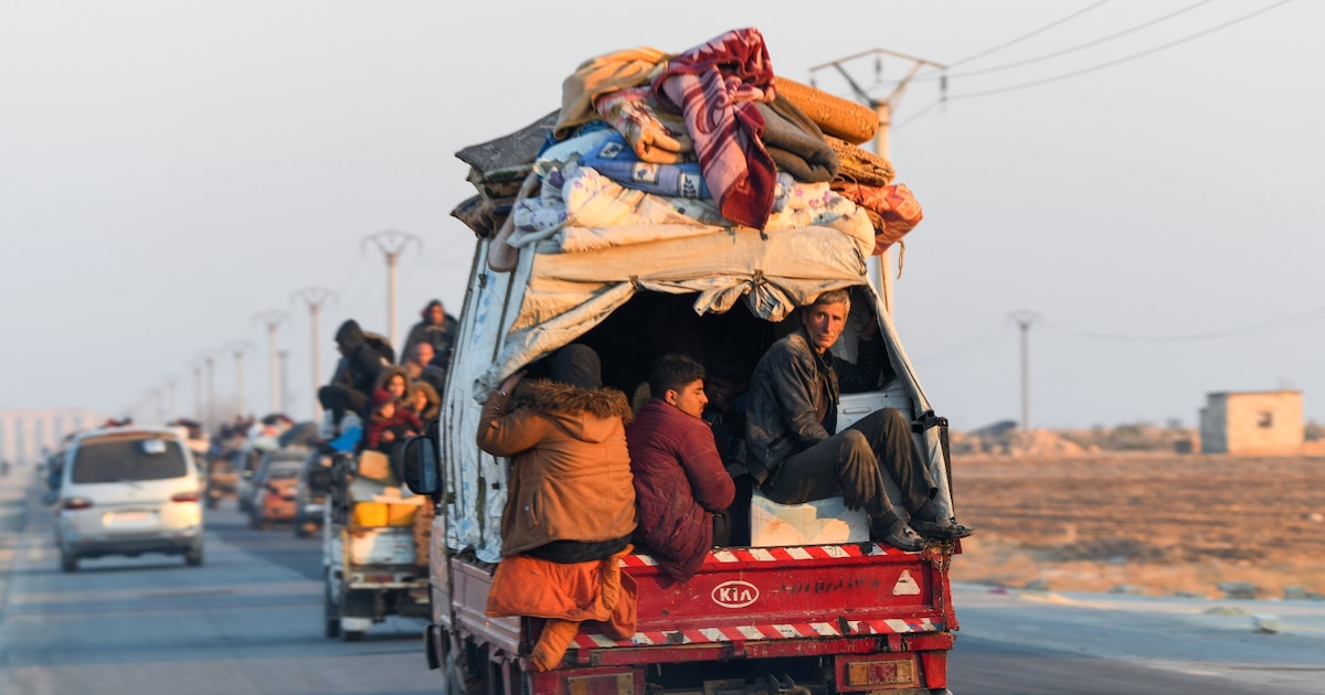 Des Kurdes de Syrie fuient la région d'Alep dans un véhicule chargé de certains de leurs biens, le 2 décembre 2024