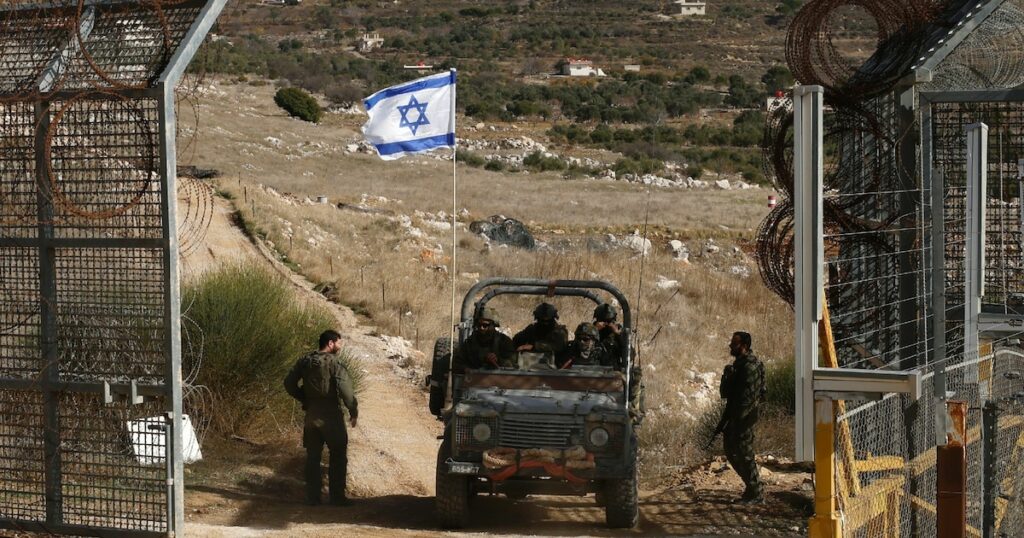 Un véhicule militaire israélien de retour de la zone tampon avec la Syrie, près du village druze de Majdal Shams dans les hauteurs du Golan annexées par Israël, le 10 décembre 2024