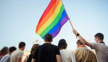 Gewalt gegen queere Menschen: Zahl queerfeindlicher Straften steigt um 30 Prozent