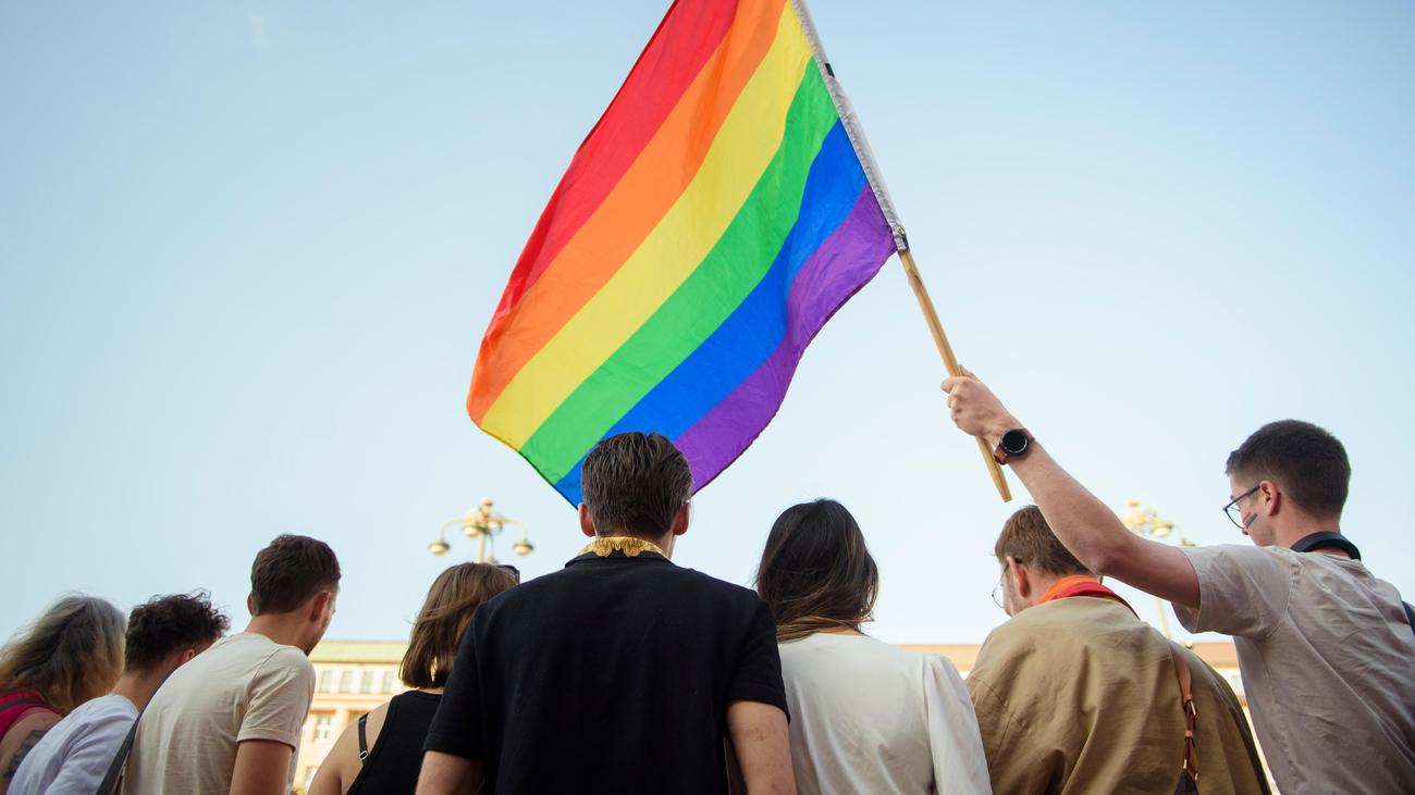 Gewalt gegen queere Menschen: Zahl queerfeindlicher Straften steigt um 30 Prozent