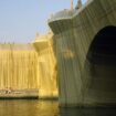 Le créateur français de street art JR va transformer le Pont-Neuf à Paris "en grotte" en hommage à Christo