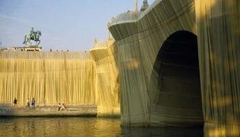 Le créateur français de street art JR va transformer le Pont-Neuf à Paris "en grotte" en hommage à Christo