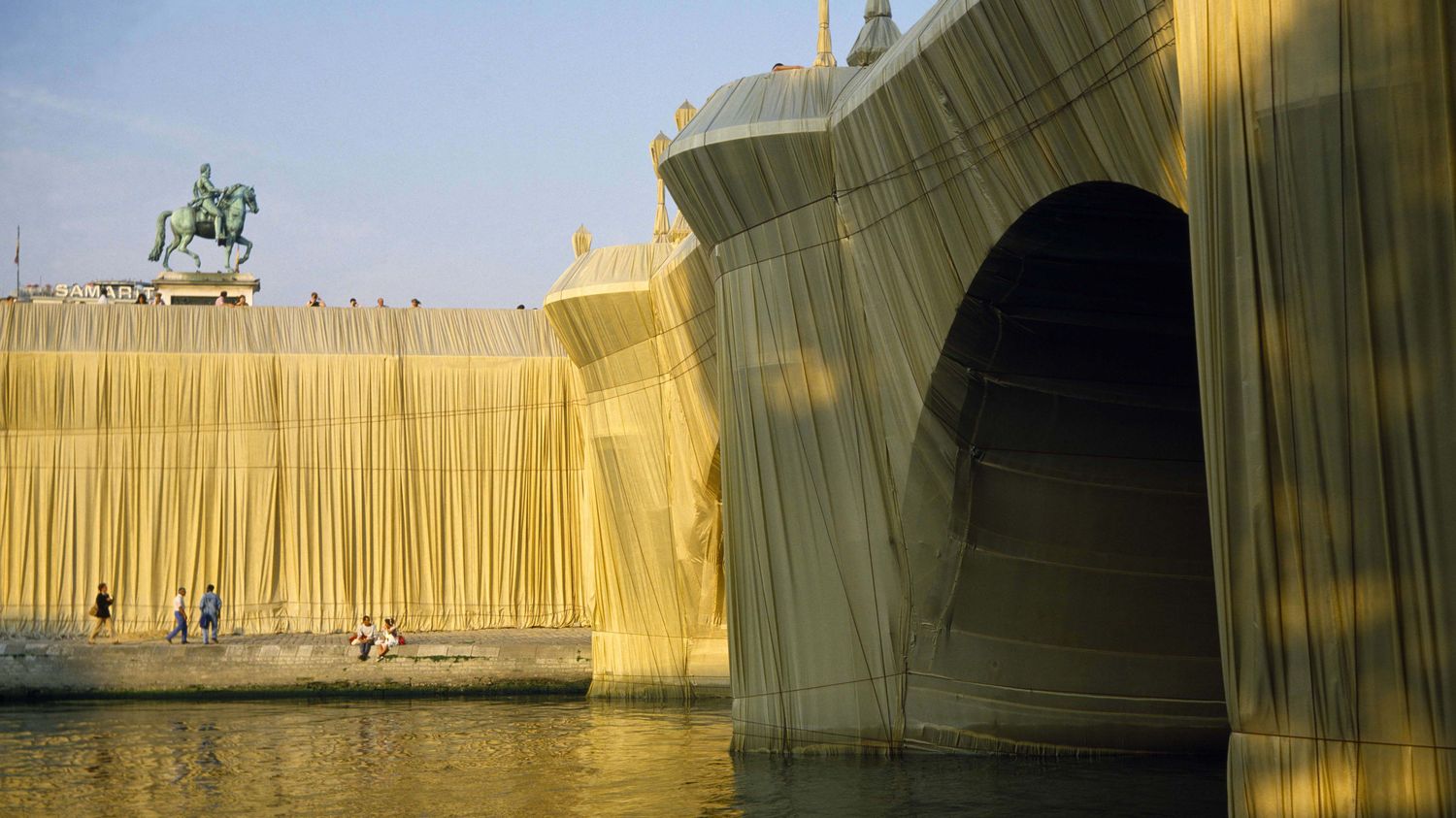 Le créateur français de street art JR va transformer le Pont-Neuf à Paris "en grotte" en hommage à Christo