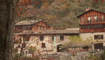 Puy-de-Dôme : les gardiens de la tradition dans le dernier moulin à papier de la région