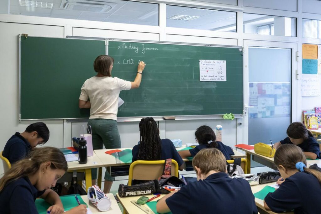 « Il faudra rouvrir le dossier des salaires et des conditions de travail » : le monde de l’éducation lance déjà des appels à Bayrou