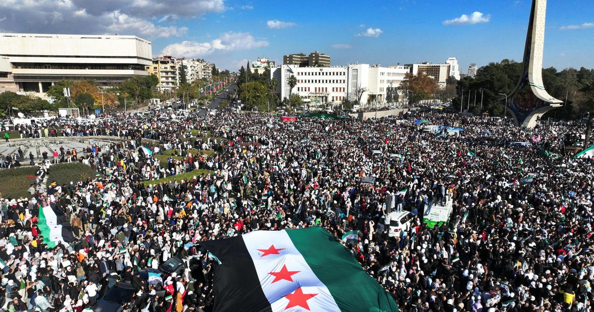 Des milliers de Syriens dans les rues pour fêter la chute du régime