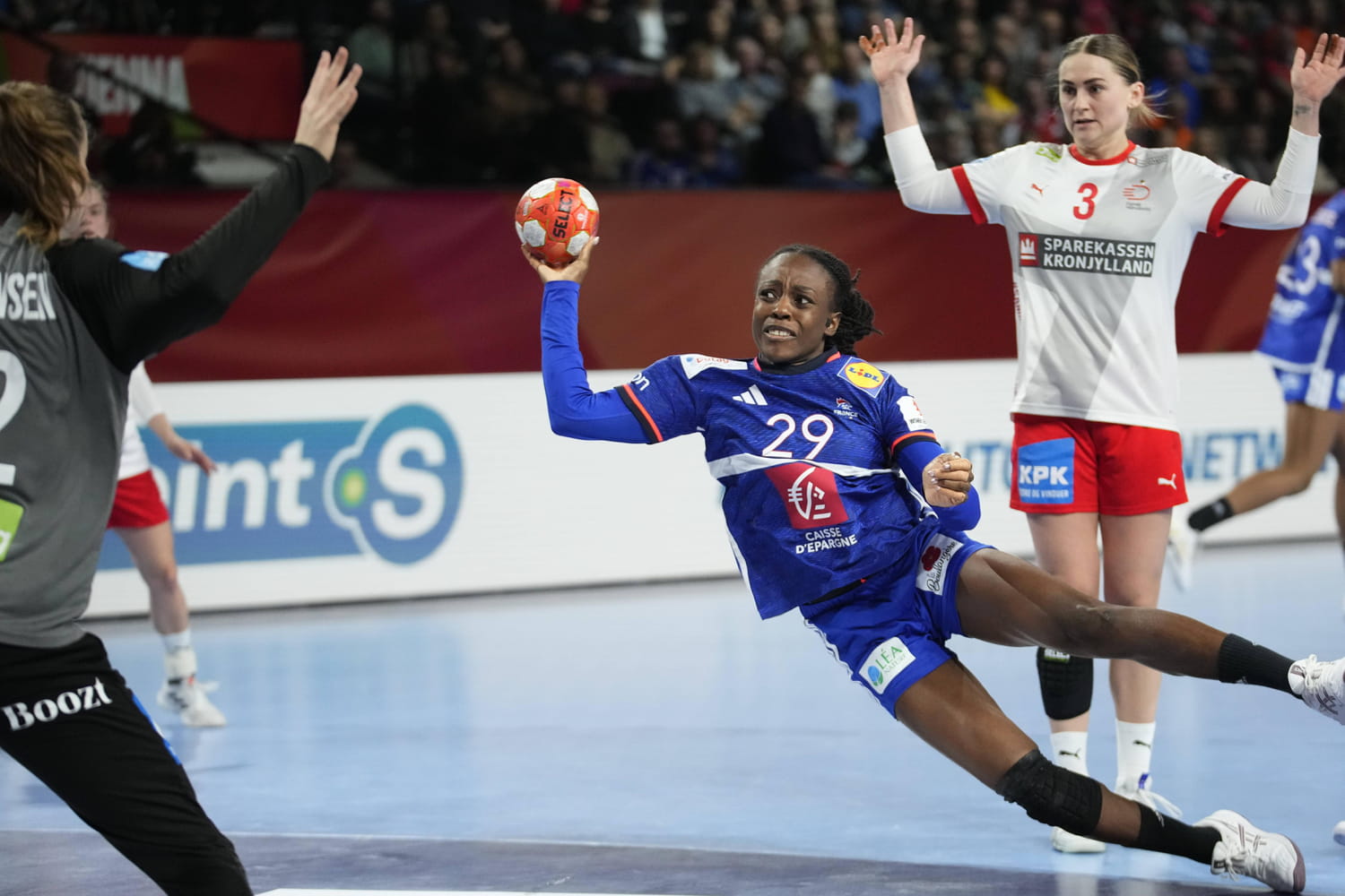 HANDBALL. France - Danemark : des Bleues très embêtées, suivez le match en direct