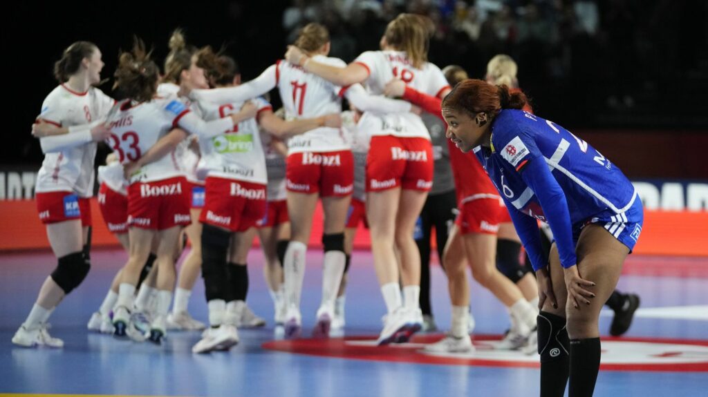 Euro de handball : passées à côté de leur match, les Bleues s'inclinent en demi-finales contre le Danemark