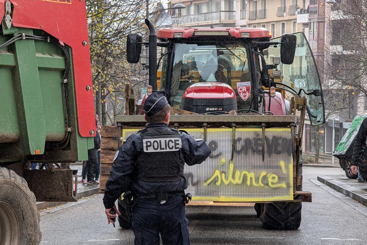 « Plus de 500 fermes au RSA » : en Aveyron, des agriculteurs forcent l’entrée du conseil départemental