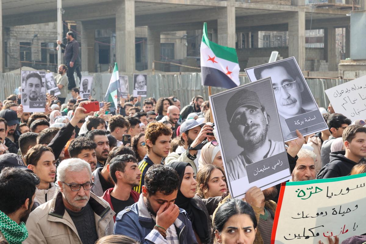 En Syrie, le chef de la coalition armée au pouvoir appelle à célébrer « la victoire de la révolution » dans les rues