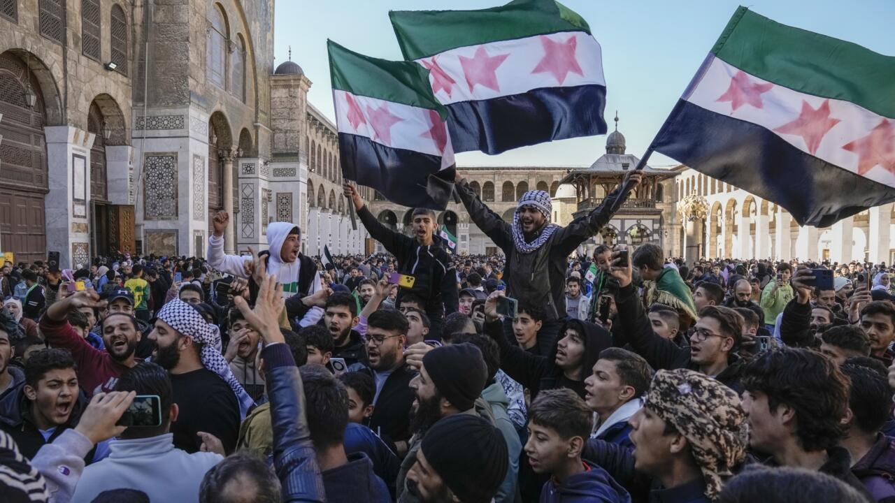 Des dizaines de milliers de Syriens fêtent dans les rues "la victoire de la révolution"