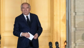 François Bayrou Premier ministre : l'esclandre avec Macron, les menaces du RN et du PS