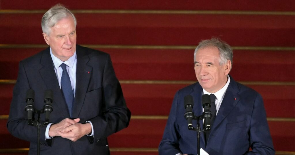 Michel Barnier, à gauche et le nouveau Premier ministre François Bayrou, à droite, à Matignon, à Paris, le 13 décembre 2024