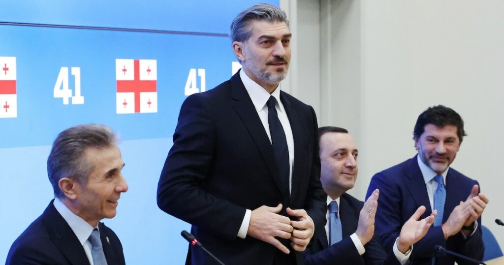 L'ancien footballeur international géorgien Mikheïl Kavelachvili, au centre, lors d'un congrès du parti Rêve géorgien à Tbilissi, le 27 novembre 2024