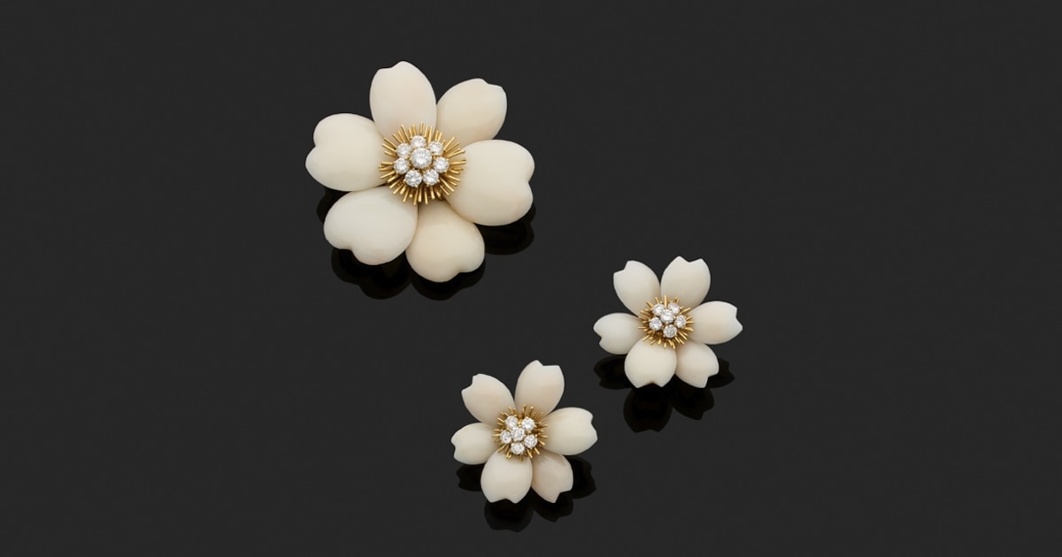 Ensemble Rose de Noël (broches et clips d’oreilles) Van Cleef & Arpels, diamants, or et corail blanc, vendu 22 000 euros