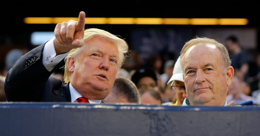 Donald Trump (g) et le présentateur vedette de Fox News Bill O'Reilly, au Yankee Stadium du Bronx, à New-York, le 30 juillet 2012