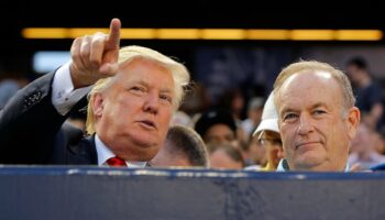 Donald Trump (g) et le présentateur vedette de Fox News Bill O'Reilly, au Yankee Stadium du Bronx, à New-York, le 30 juillet 2012