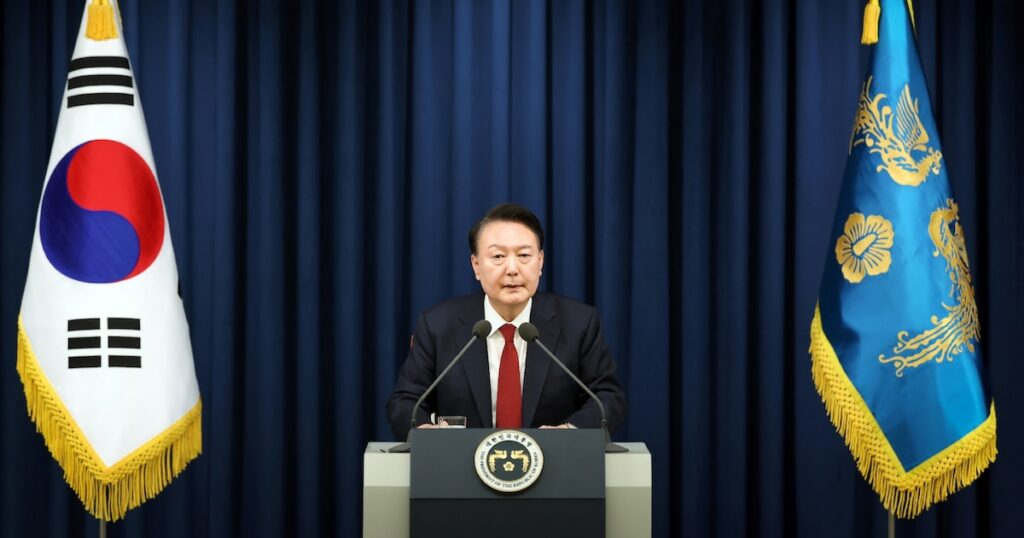 Le président sud-coréen Yoon Suk Yeol prononçant un discours pour déclarer la loi martiale à Séoul, le 3 décembre 2024