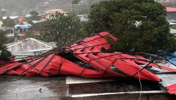 Cyclone Chido à Mayotte : toits arrachés, habitations dévastées, arbres brisés... L'archipel frappé par des vents destructeurs