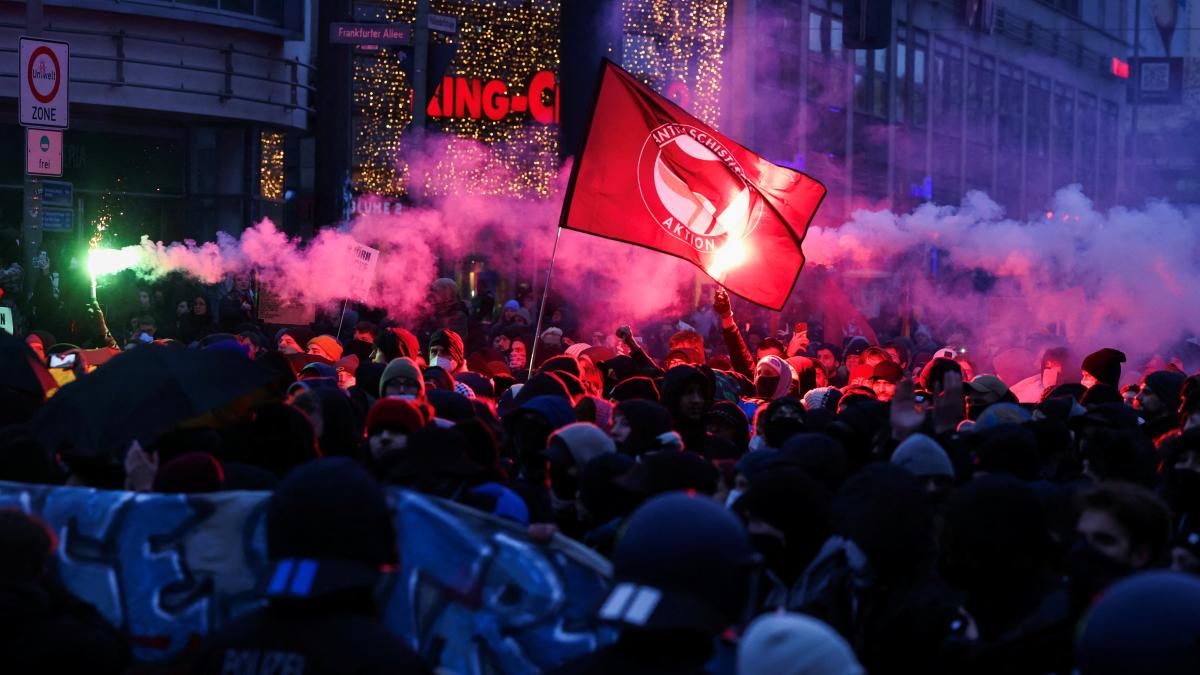 60 Rechtsextremisten demonstrieren in Berlin – Tausende Menschen dagegen