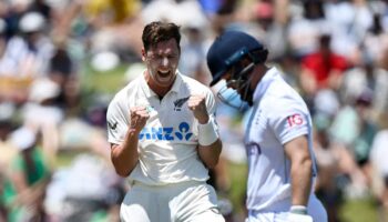 England struggle to 54 for two at lunch in Hamilton