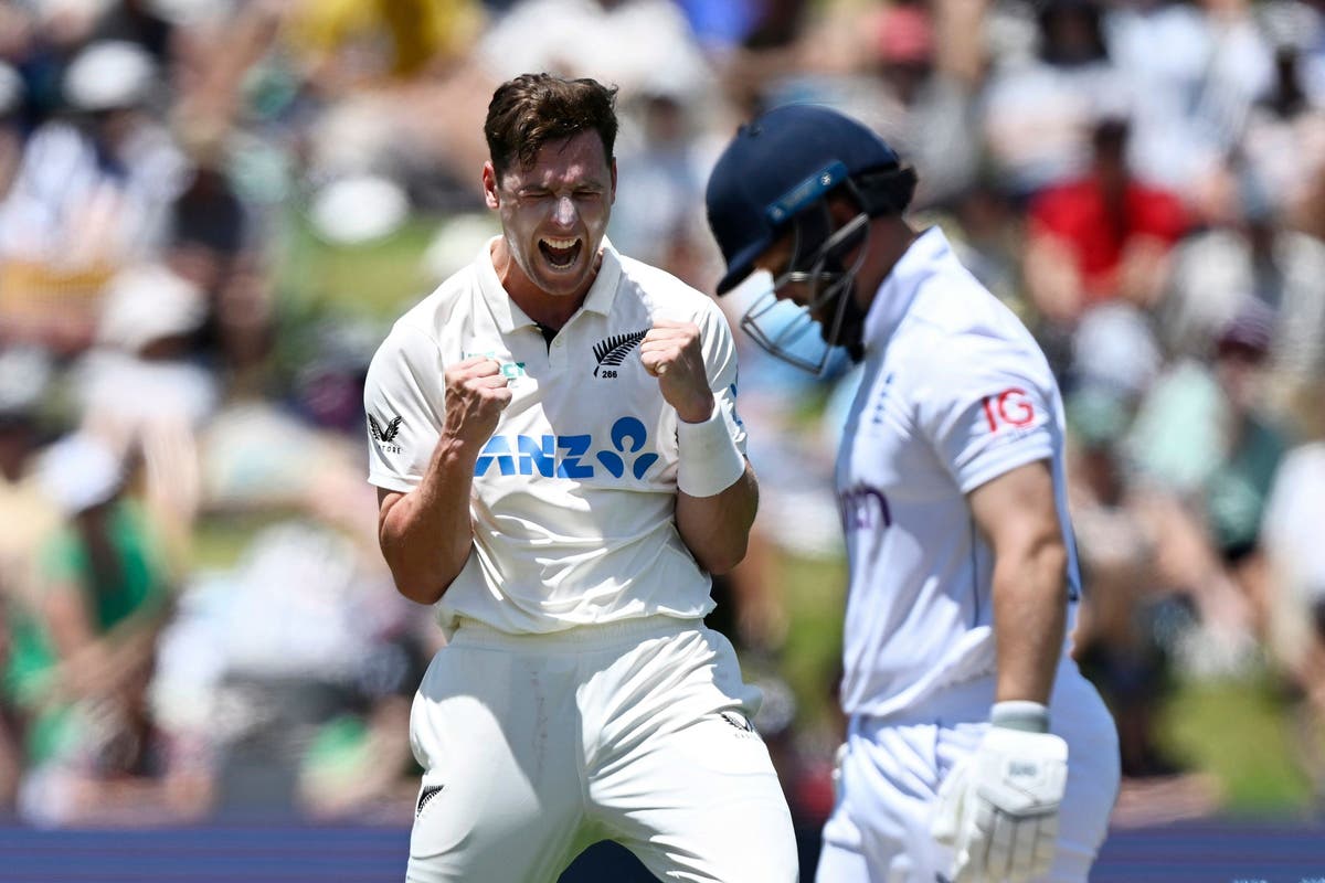 England struggle to 54 for two at lunch in Hamilton