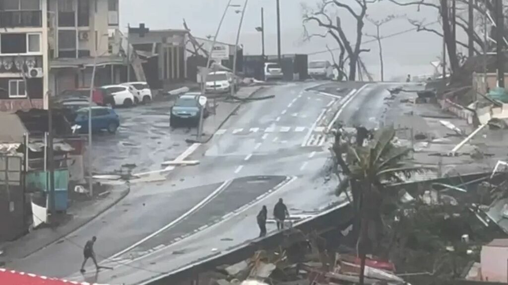 Ce que l'on sait de la situation à Mayotte après le passage du cyclone Chido qui a dévasté l'archipel