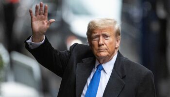 Former U.S. President Donald Trump greets to his supporters, as he arrives from his second civil trial after E. Jean Carroll accused Trump of raping her decades ago, outside a Trump Tower in the Manhattan borough of New York City, U.S., January 25, 2024. REUTERS/Eduardo Munoz