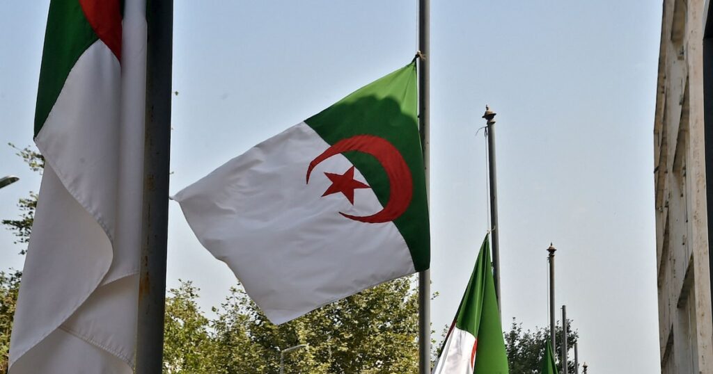 Les drapeaux de l'Algérie, à Alger, la capitale de l'Algérie (image d'illustration)