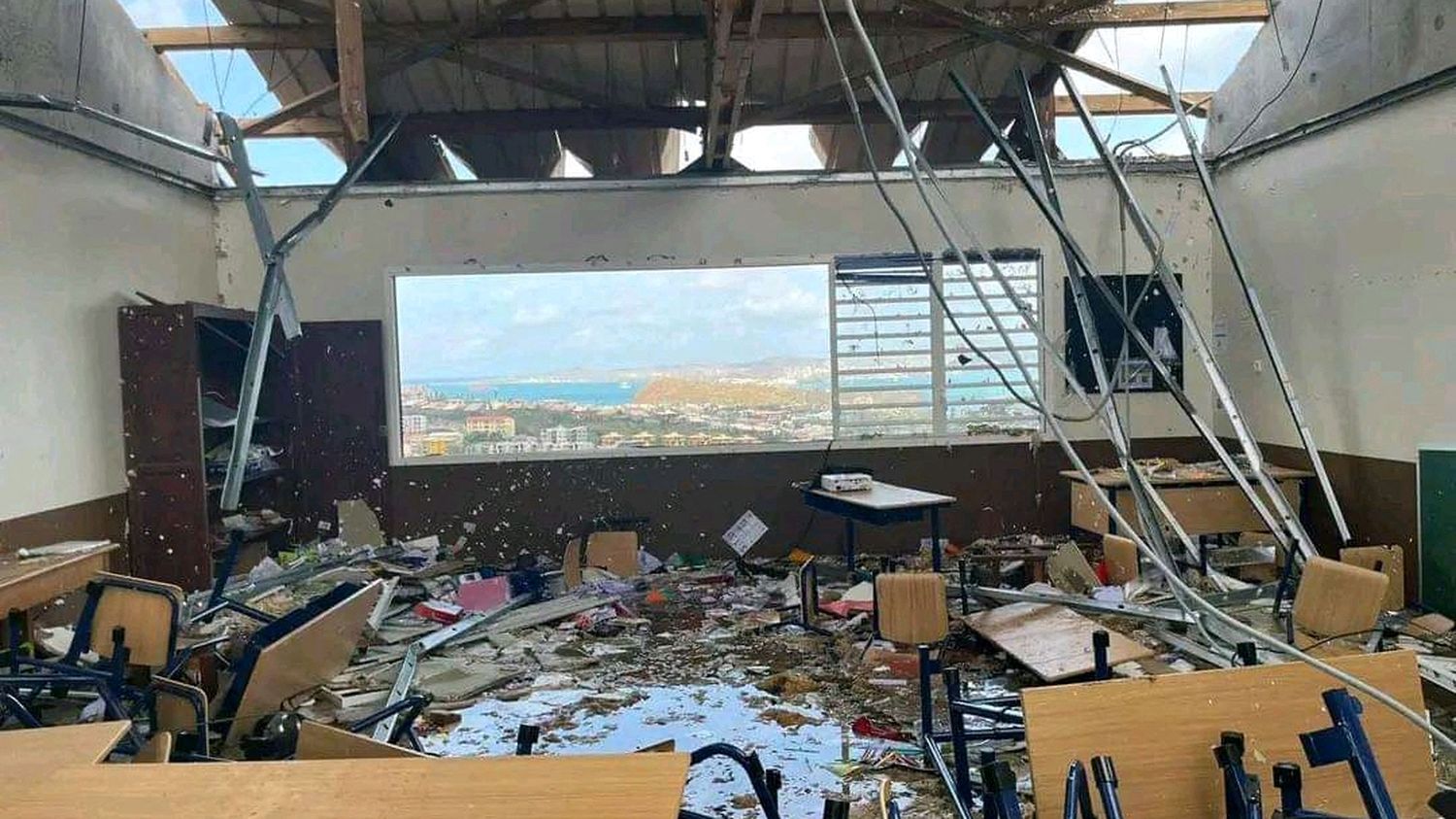 "L'intérieur des chambres a été aspiré" : le jour où le cyclone Chido a dévasté Mayotte