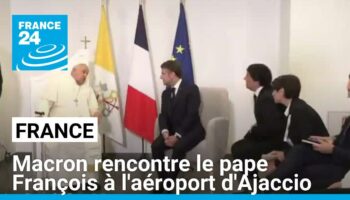 Emmanuel Macron rencontre le pape François à l'aéroport d'Ajaccio