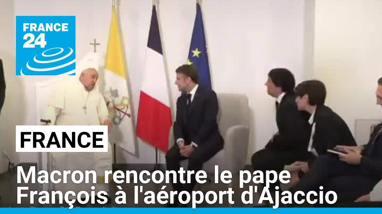 Emmanuel Macron rencontre le pape François à l'aéroport d'Ajaccio