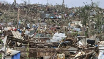 Mayotte dévasté par un cyclone, Bayrou consulte, le pape en Corse… 5 infos à retenir du week-end