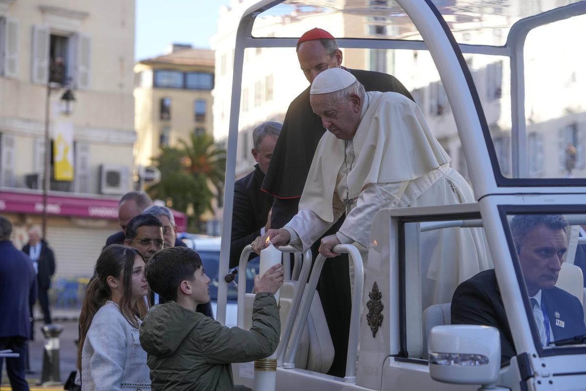 Depuis la Corse, le pape François plaide pour une laïcité qui ne soit pas « statique et figée »