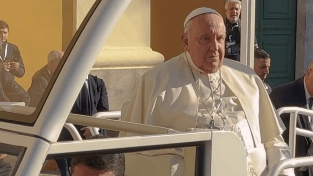 Visite du pape François en Corse : les Ajacciens émus par la venue du souverain pontife