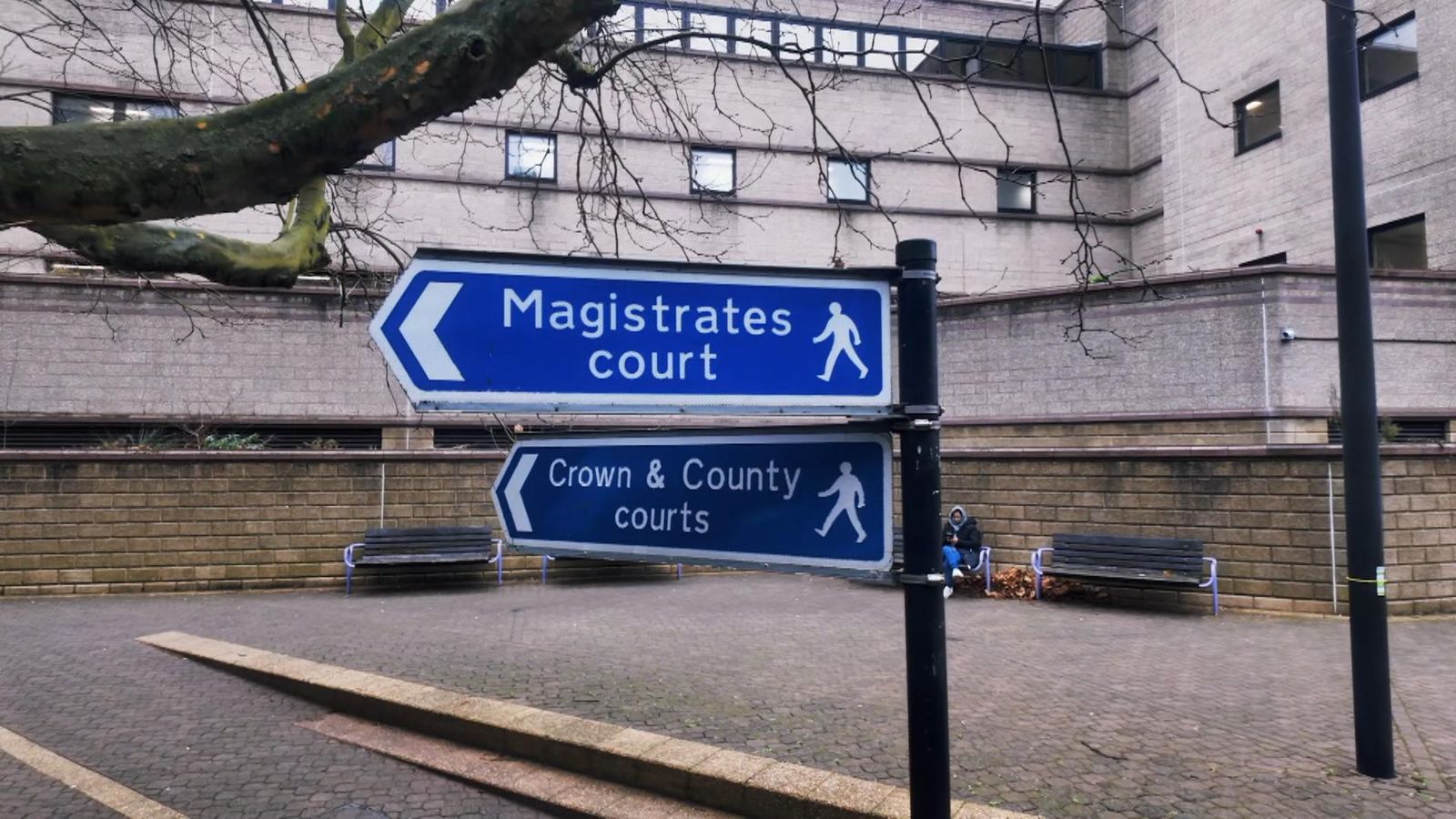 signs to magistrates court and crown court