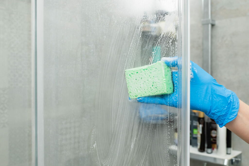 C'est la bonne fréquence pour nettoyer les parois de douche - et c'est bien plus souvent qu'on le pense