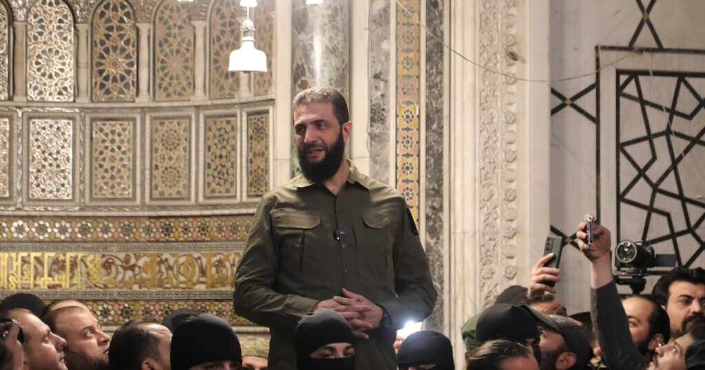 Le chef du groupe islamiste syrien Hayat Tahrir al-Sham (HTS) Abu Mohammed al-Jolani s'adresse à la foule dans la grande mosquée des Omeyyades de Damas, le 8 décembre 2024