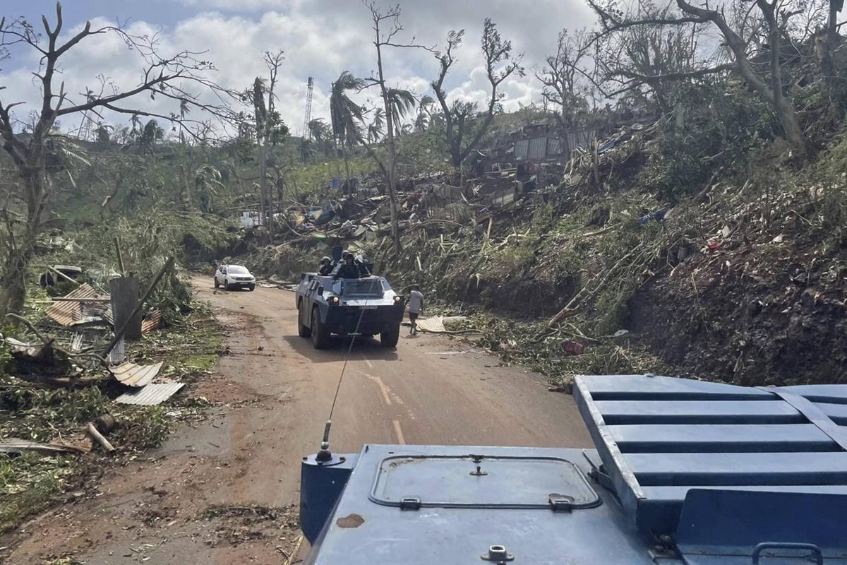 Cyclone Chido à Mayotte : pont aérien depuis La Réunion, hôpital de campagne… Comment s’organisent les secours ?