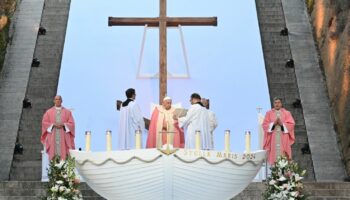 Messe géante, bain de foule, rencontre avec Emmanuel Macron... Ce qu'il faut retenir de la visite historique du pape François en Corse